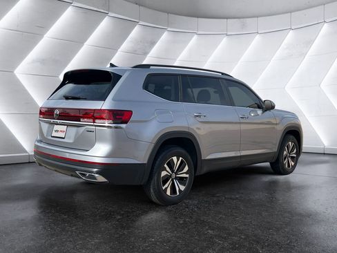 Used 2025 Volkswagen Atlas SE image 4