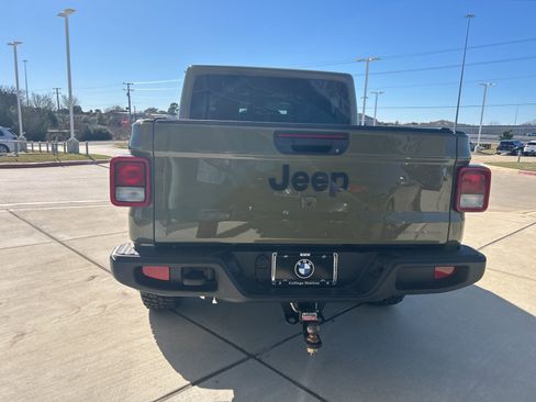 Used 2025 Jeep Gladiator Sport image 9