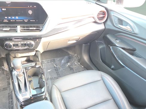 Used 2025 Chevrolet Trax RS FWD image 14
