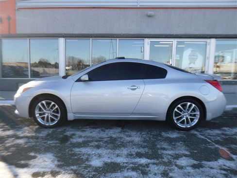Used 2011 Nissan Altima 3.5 SR w/ Leather Pkg image 2