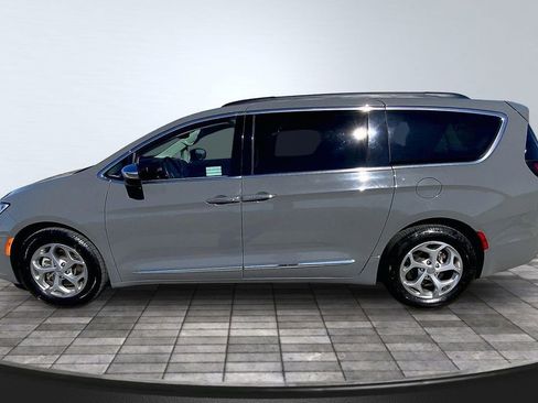 Used 2023 Chrysler Pacifica Limited FWD image 8