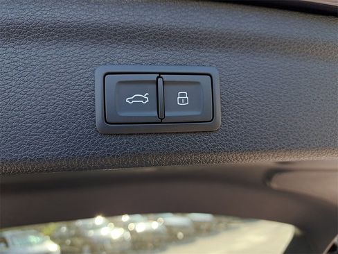 New 2025 Audi Q3 2.0T Premium image 32