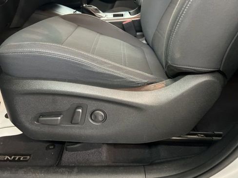 Used 2018 Kia Sorento LX w/ LX V6 Convenience Package image 10