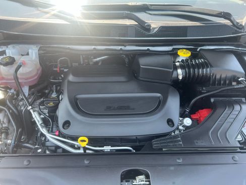 Used 2024 Chrysler Pacifica Limited image 3