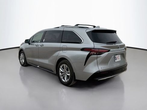 Used 2025 Toyota Sienna Limited AWD/4WD image 5