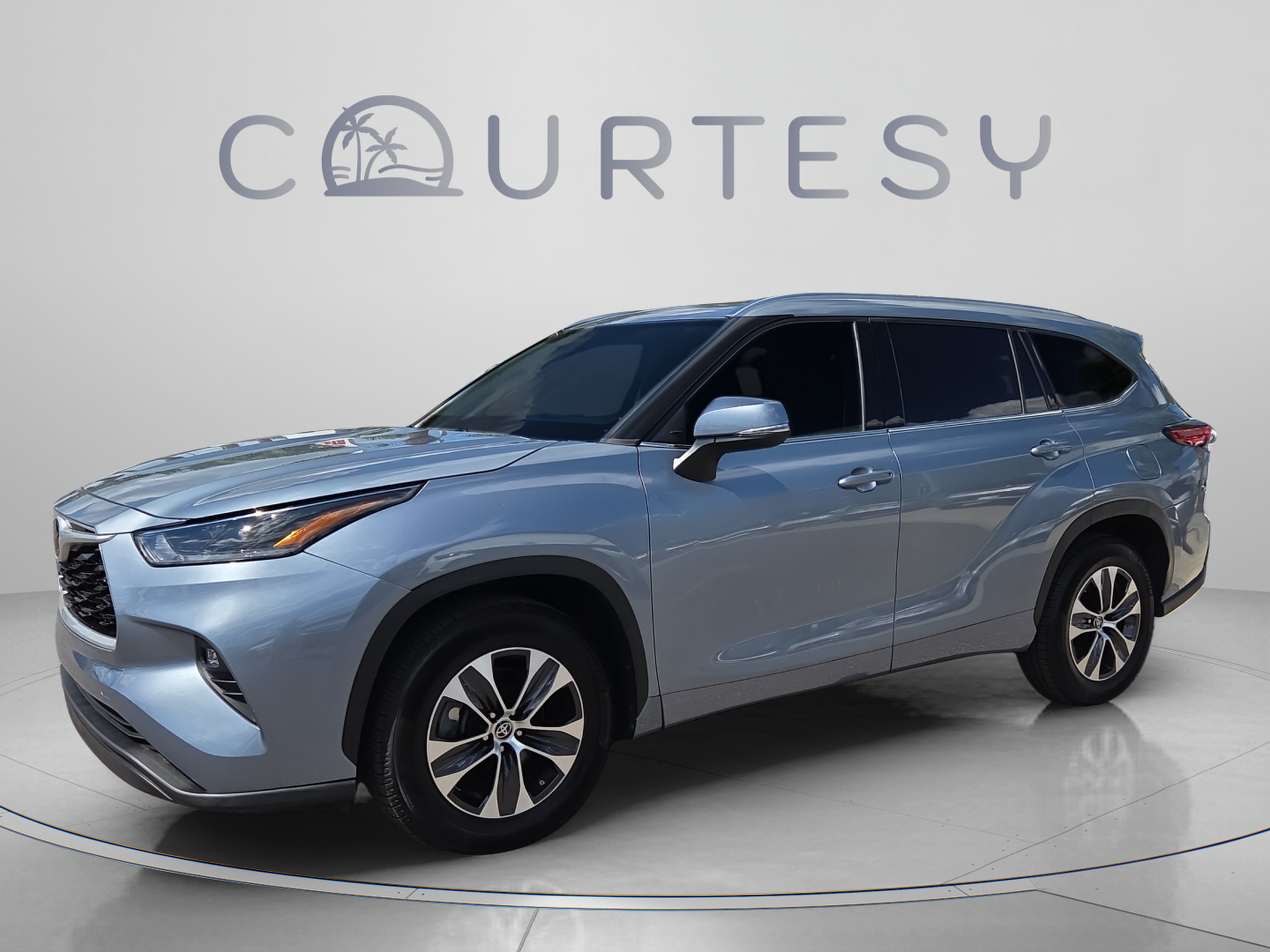 Certified 2021 Toyota Highlander XLE FWD image 1