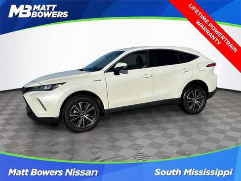 Used 2021 Toyota Venza LE image 1