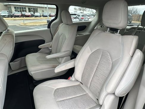 Used 2019 Chrysler Pacifica Touring Plus image 13