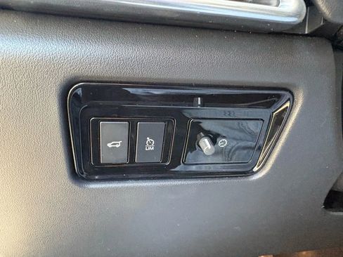 Used 2020 Jaguar F-PACE Premium image 22