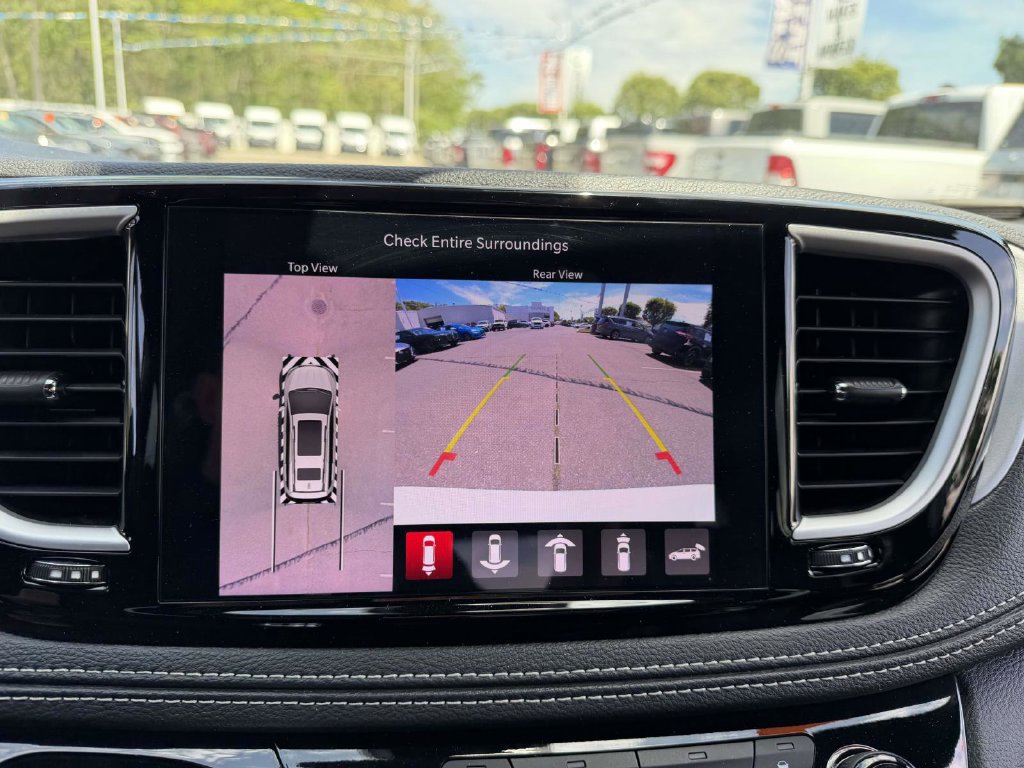 Used 2024 Chrysler Pacifica Limited FWD image 33