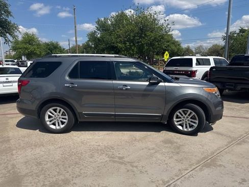 Used 2013 Ford Explorer XLT image 2