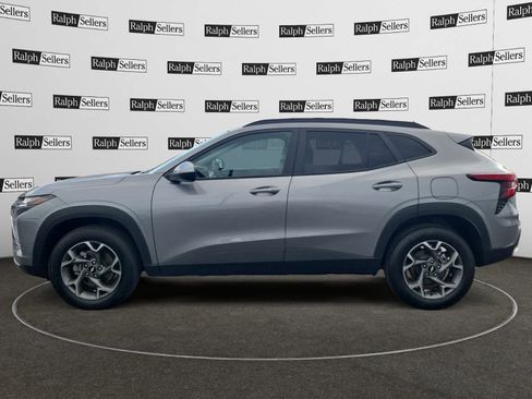 Used 2025 Chevrolet Trax LT w/ LT Convenience Package image 3