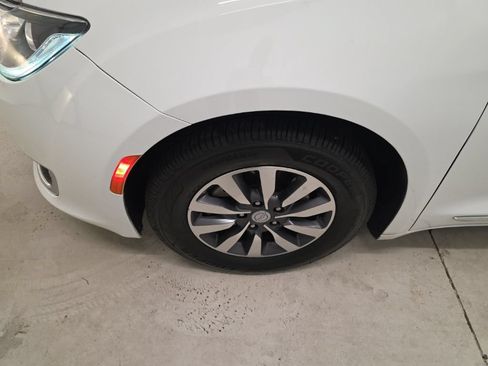 Used 2020 Chrysler Pacifica Touring-L Plus FWD image 2