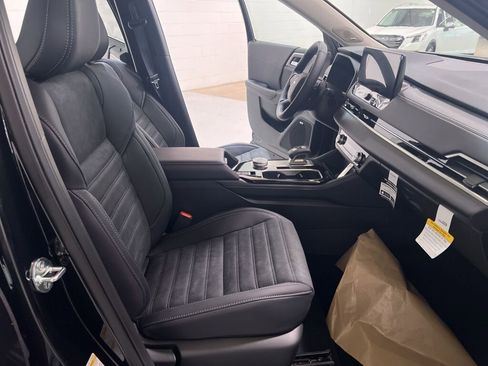 New 2025 Mitsubishi Outlander SE image 14