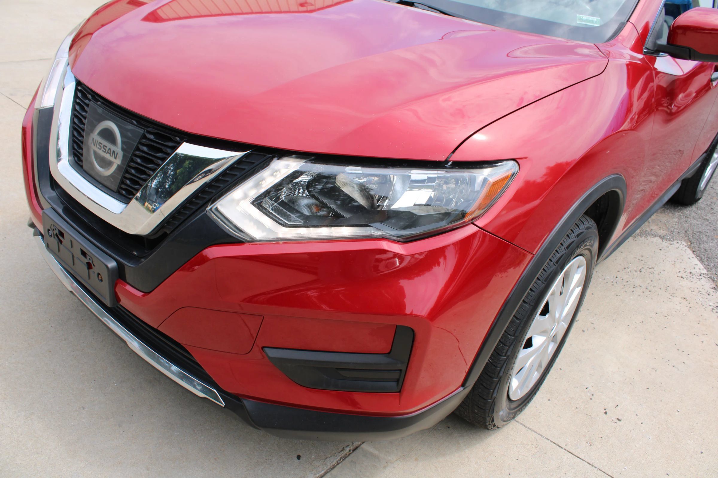 Used 2017 Nissan Rogue S AWD/4WD image 3