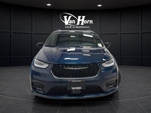 Used 2025 Chrysler Pacifica Limited image 1