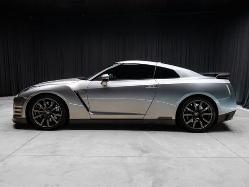 Used 2012 Nissan GT-R Premium image 13
