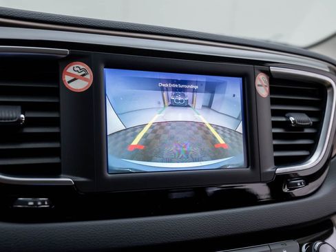 Used 2023 Chrysler Voyager LX image 24