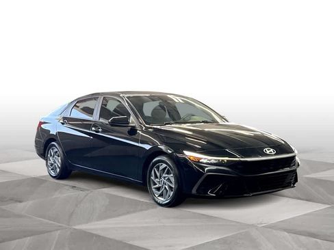 Used 2024 Hyundai Elantra SEL FWD image 2