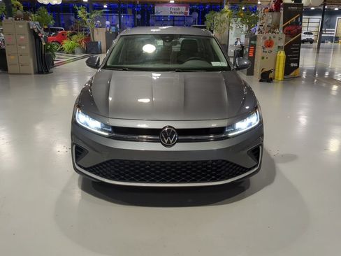 Used 2025 Volkswagen Jetta SE FWD image 3