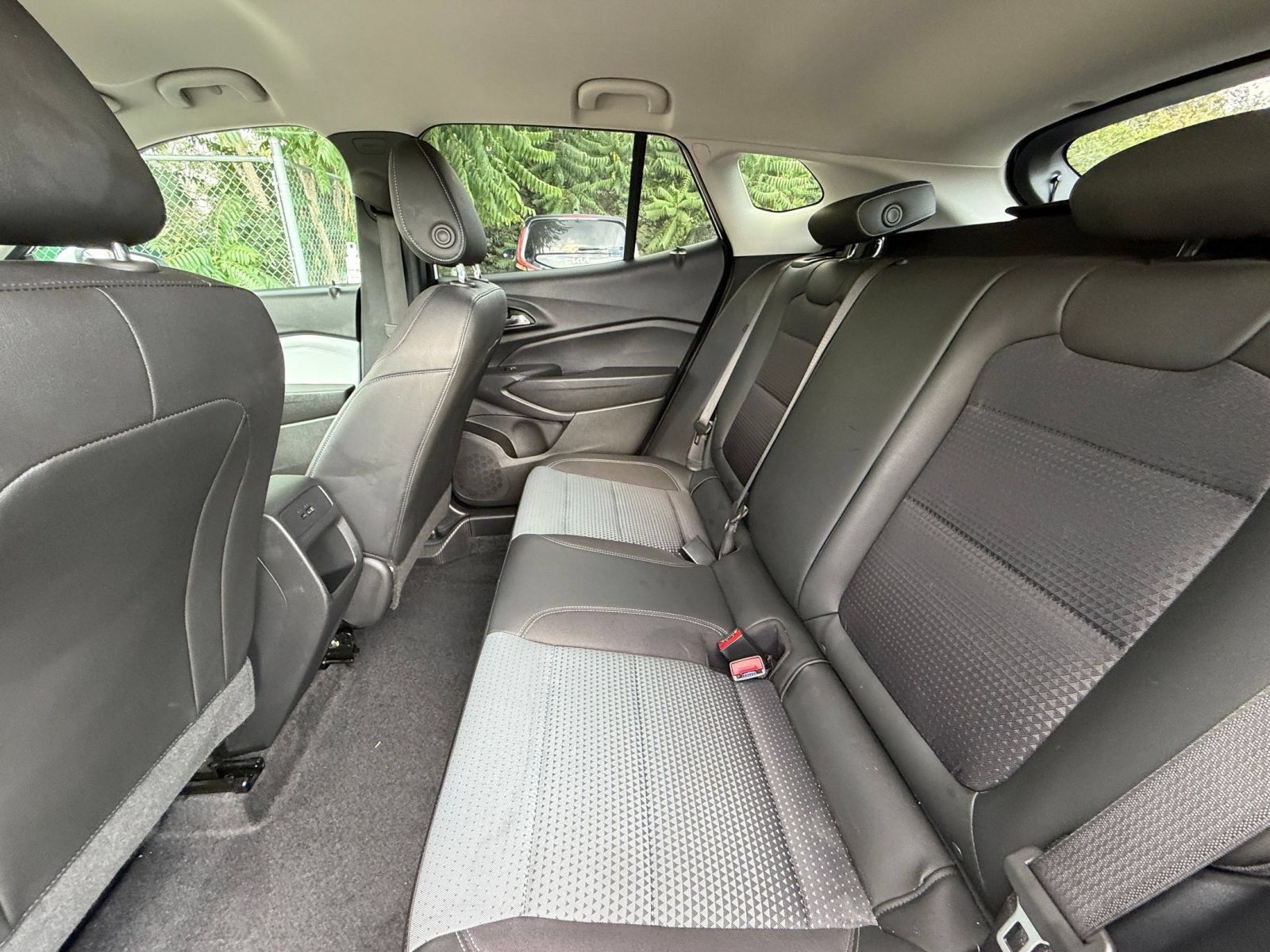 Used 2025 Chevrolet Trax LT FWD image 24