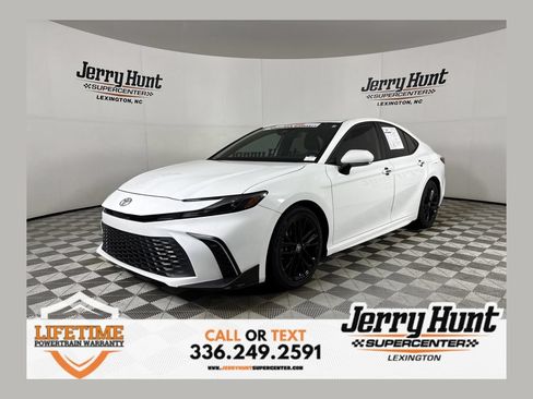 Used 2025 Toyota Camry SE w/ Convenience Package FWD image 1