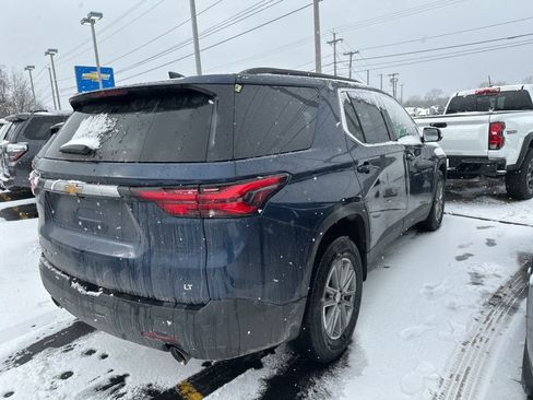 Used 2023 Chevrolet Traverse LT image 2