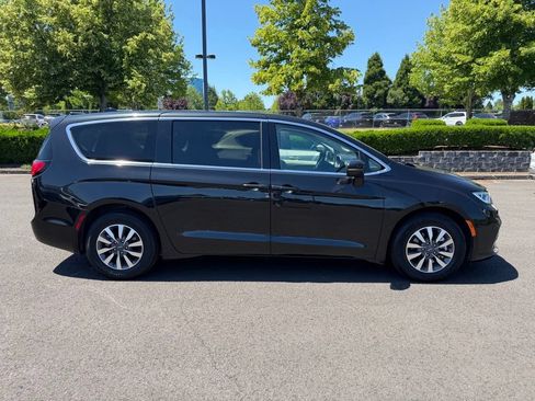 Used 2023 Chrysler Pacifica Touring-L FWD image 11