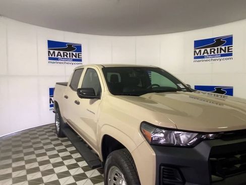 Used 2024 Chevrolet Colorado W/T w/ Technology Package AWD/4WD image 4