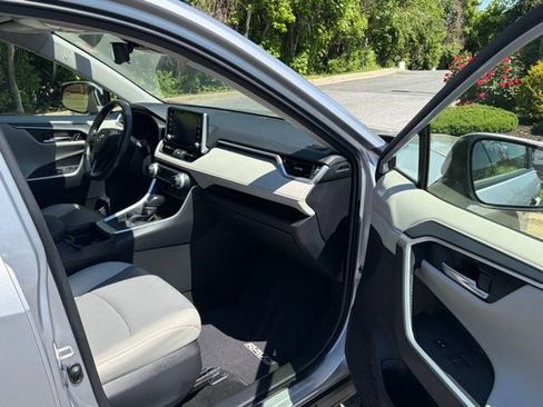 Used 2019 Toyota RAV4 Limited w/ Cold Weather Package FWD image 28
