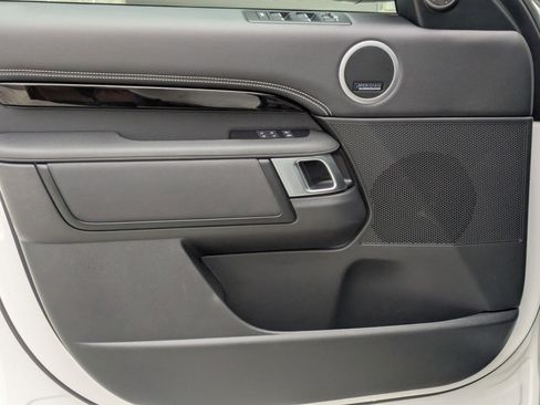 Certified 2023 Land Rover Discovery Metropolitan Edition image 12