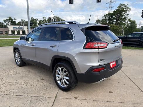 Used 2017 Jeep Cherokee Limited w/ Luxury Group AWD/4WD image 6
