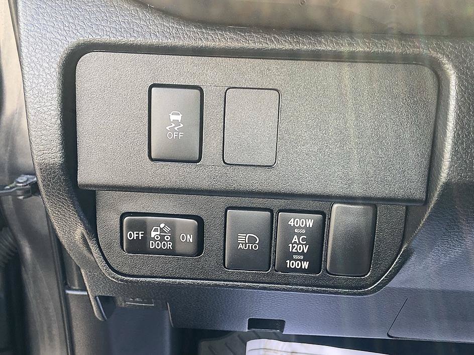 Used 2020 Toyota Tacoma TRD Sport w/ TRD Premium Sport Package AWD/4WD image 25