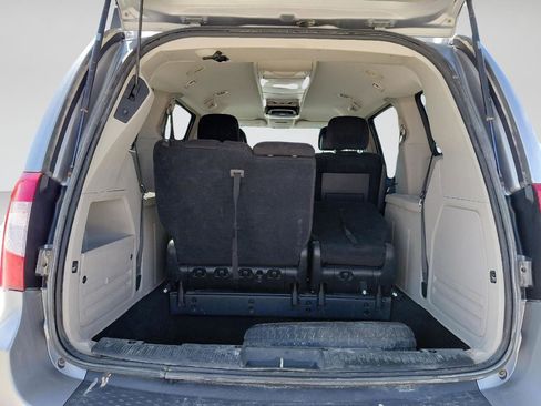 Used 2015 Chrysler Town & Country Touring FWD image 20