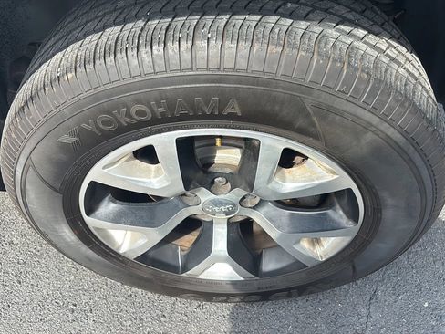 Used 2017 Jeep Cherokee Trailhawk w/ Comfort/Convenience Group AWD/4WD image 37