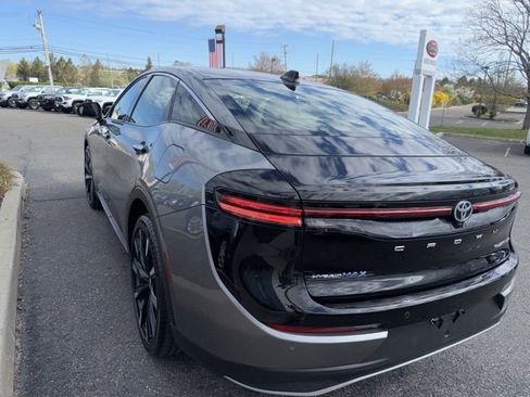 Certified 2023 Toyota Crown Platinum image 5