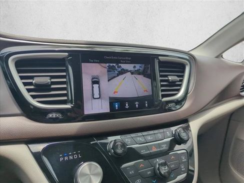 Used 2018 Chrysler Pacifica Touring-L w/ Advanced Safetytec Group FWD image 9