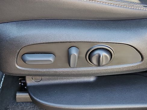 Used 2023 Chevrolet Traverse LT image 25