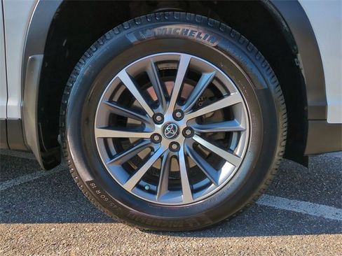 Used 2019 Toyota Highlander XLE image 11