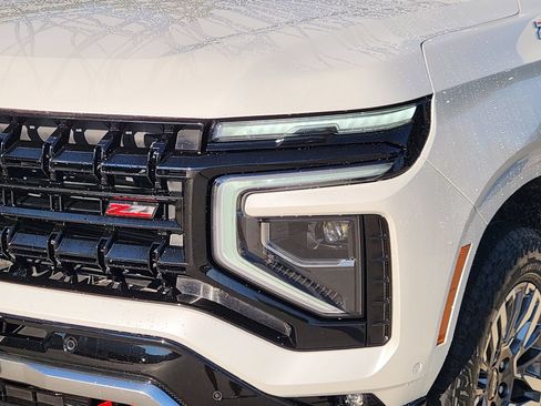 Used 2025 Chevrolet Tahoe Z71 w/ Comfort Package AWD/4WD image 11