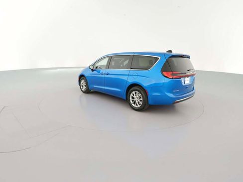 New 2026 Chrysler Pacifica Limited image 8