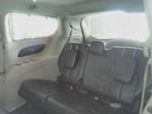 Used 2022 Chrysler Pacifica Touring-L FWD image 10