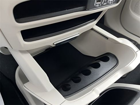 Used 2024 Chrysler Pacifica Touring-L image 47