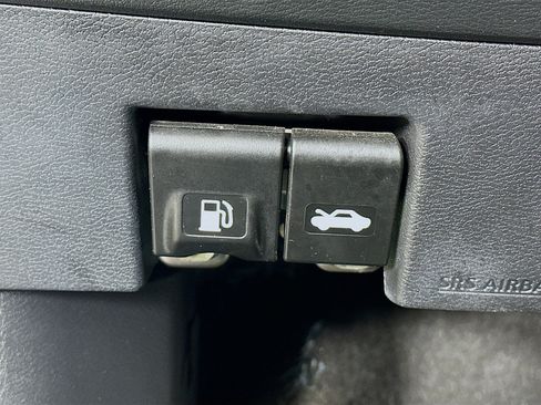 Used 2025 Nissan Versa SV FWD image 17