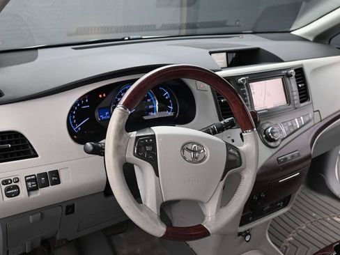 Used 2011 Toyota Sienna Limited image 10
