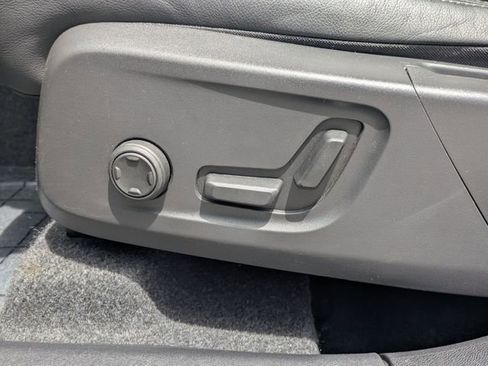 Certified 2025 Volvo XC40 B5 Plus AWD/4WD image 15