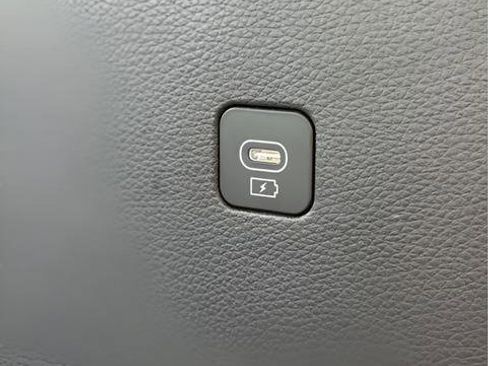 Used 2025 Kia Carnival image 48