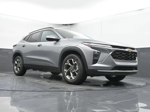 Used 2025 Chevrolet Trax LT FWD image 39