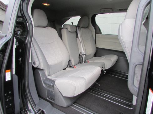 Used 2024 Toyota Sienna LE image 7