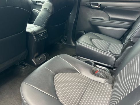 Certified 2025 Toyota Highlander XSE AWD/4WD image 12